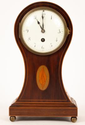 An Edwardian mahogany mantel clock