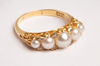 A Victorian pearl and diamond ring  36b62d