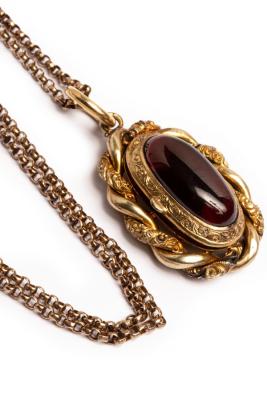 A Victorian gilt metal and garnet 36b63f