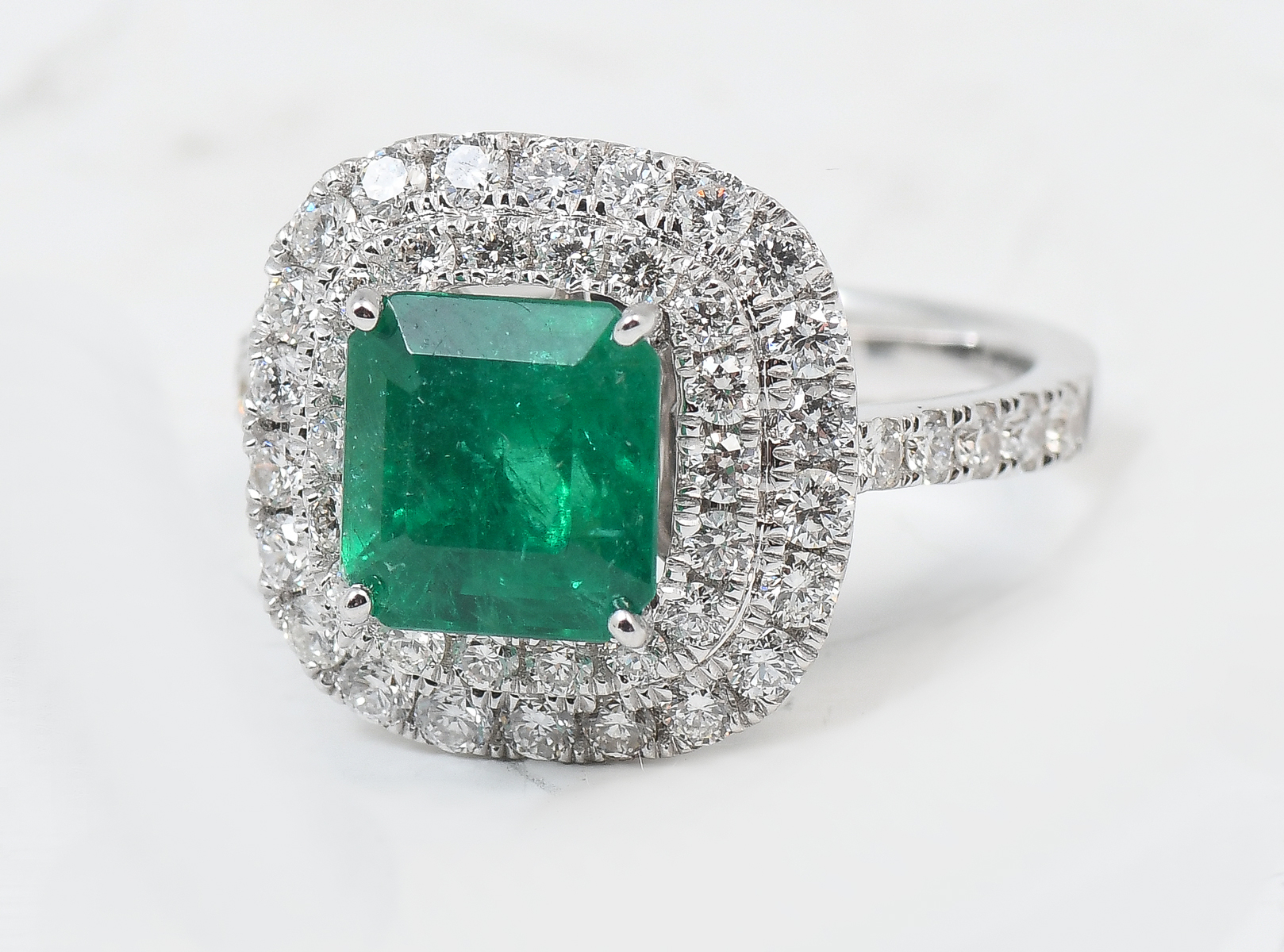 18K 2 49 CT EMERALD RING WITH DIAMONDS  36b751