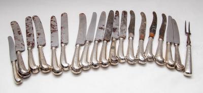Assorted silver handled knives,