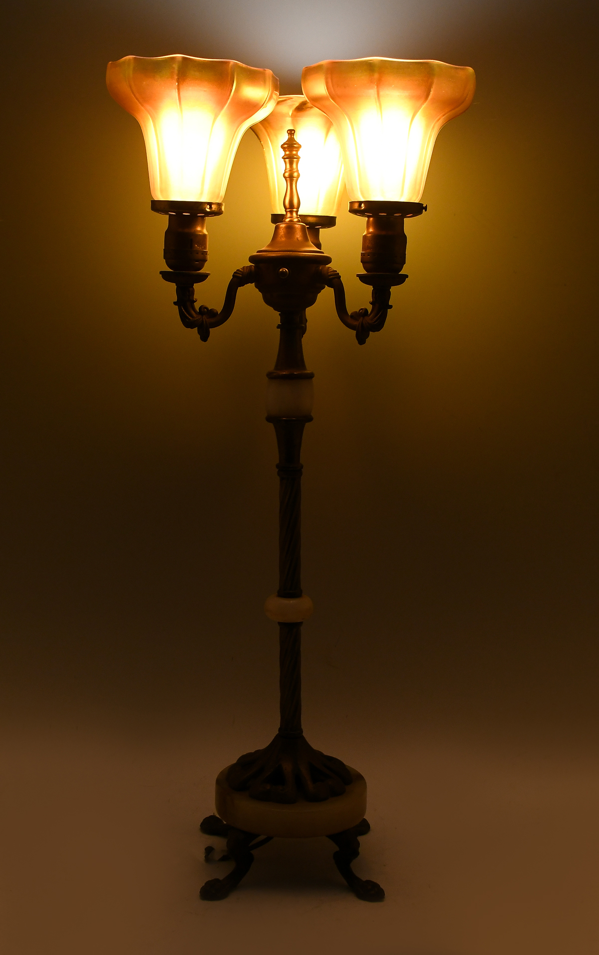 ART DECO 3 LIGHT LAMP WITH ART 36b7cc
