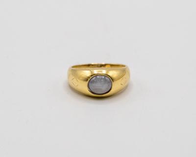 An 18ct gold star sapphire ring  36b878