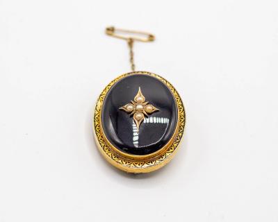 A Victorian oval onyx mourning