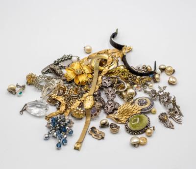 A quantity of costume jewellery  36b883