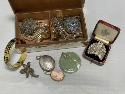 A quantity of costume jewellery in a