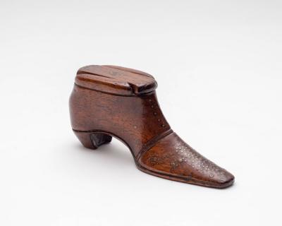 A wooden shoe snuff box 19th Century  36b943