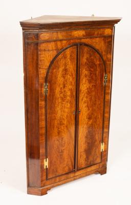 A late 18th Century mahogany corner 36b9de