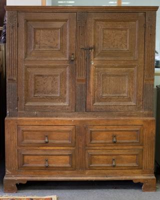 A 20th Century oak cupboard fielded 36ba07