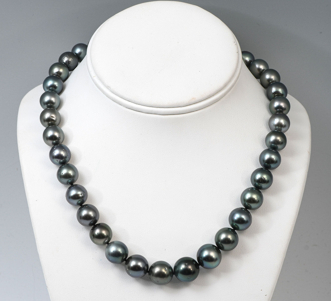 TAHITIAN BLACK CULTURED PEARL NECKLACE: