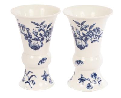 A pair of Worcester blue and white