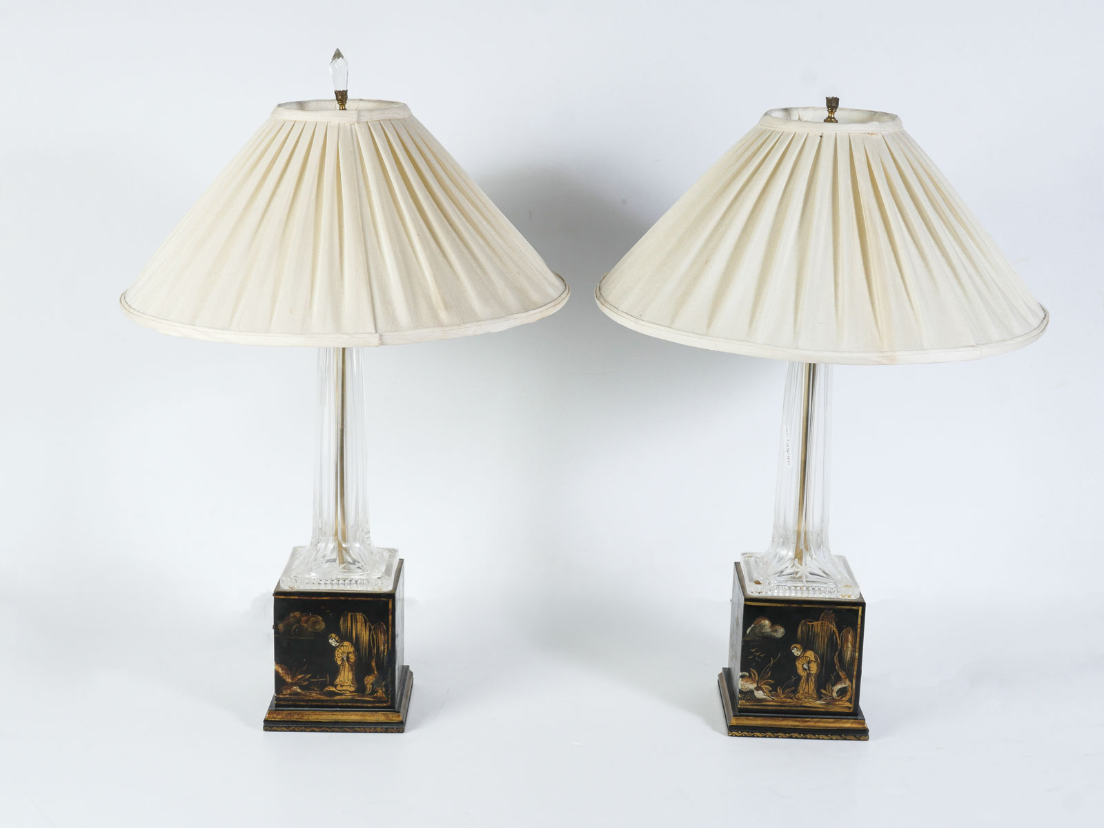 PAIR OF CRYSTAL LAMPS WITH CHINOISERIE