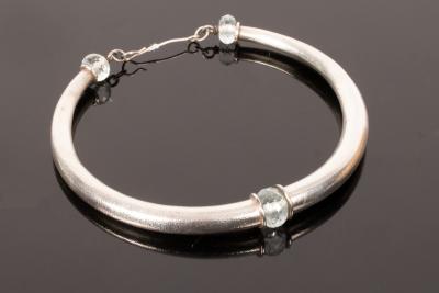 A white metal torc necklace faceted 36bd50