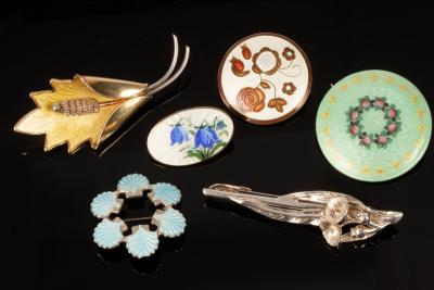 Six assorted brooches to include