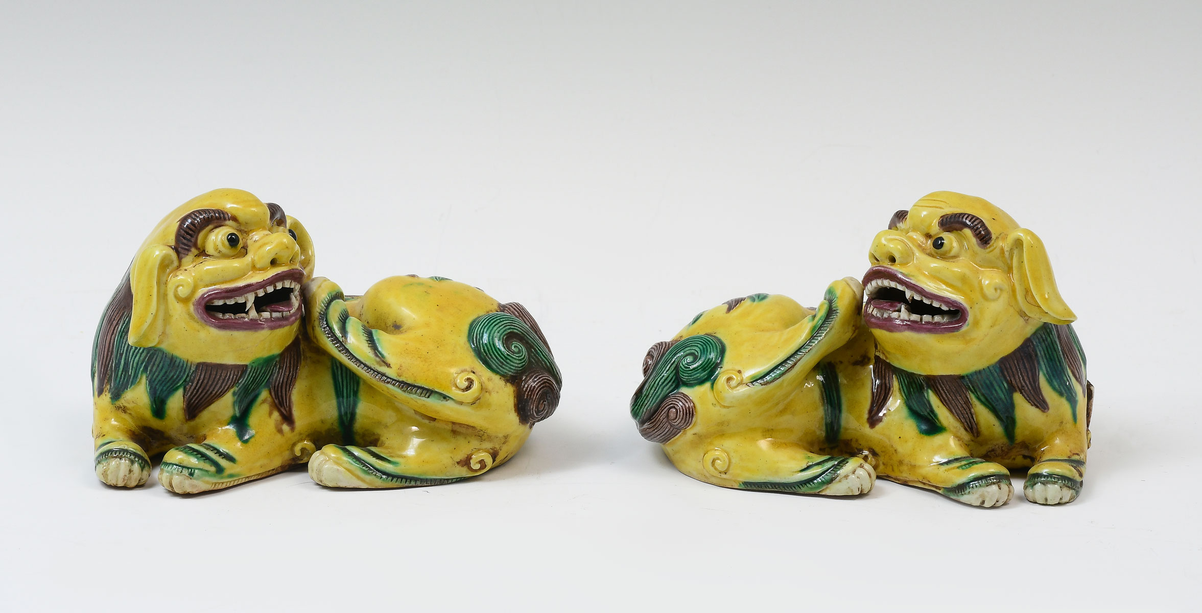 CHINESE PORCELAIN FOO DOGS OPPOSING  36be96