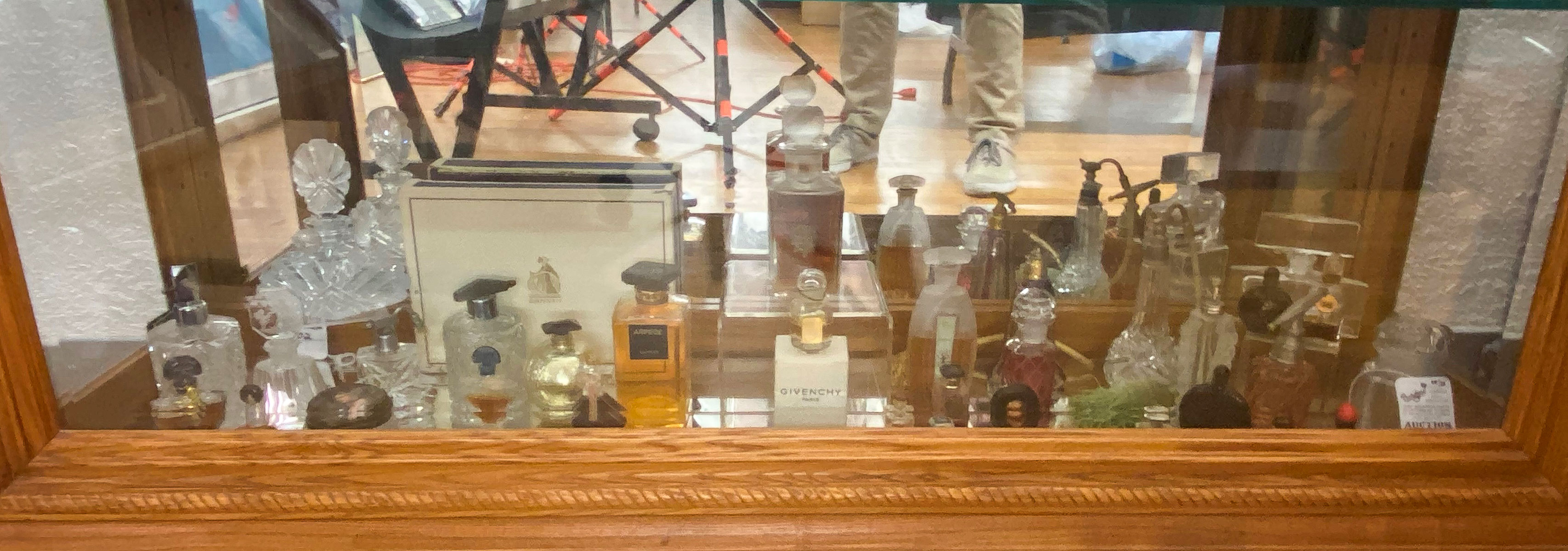 PERFUME BOTTLES, DRESSER JARS &