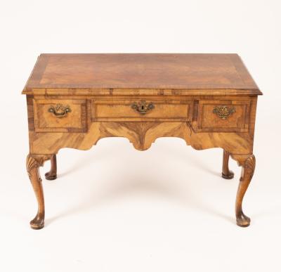 A George I style walnut dressing 36c174