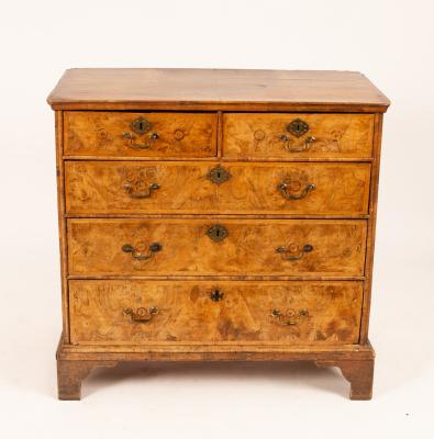 A George I walnut chest of drawers  36c19a