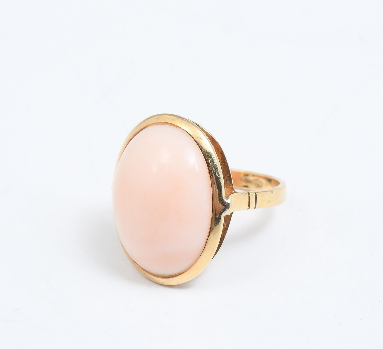 18K PINK CORAL CABOCHON RING: The