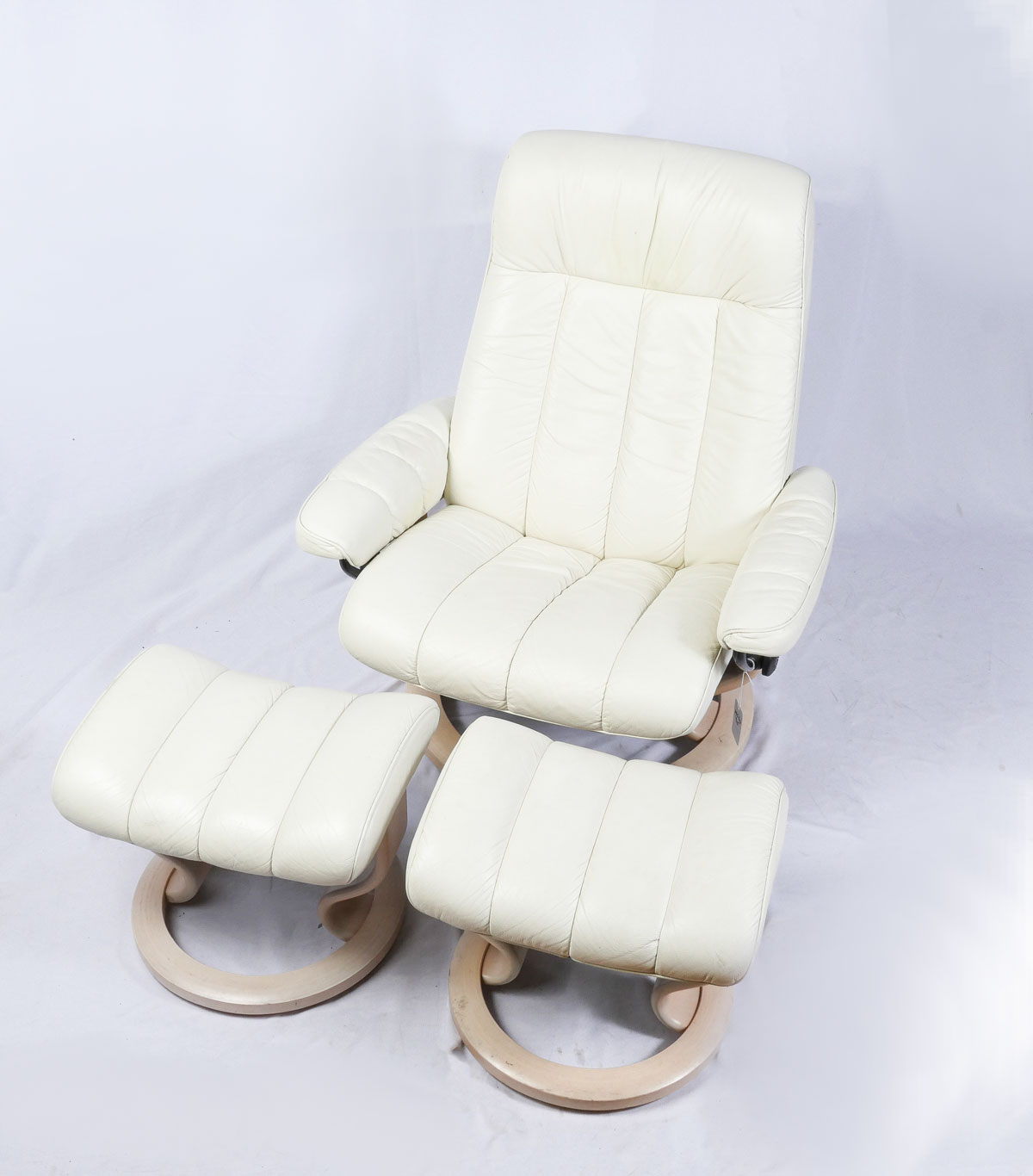 EKORNES STRESSLESS CHAIR 2 OTTOMANS  36c1c9