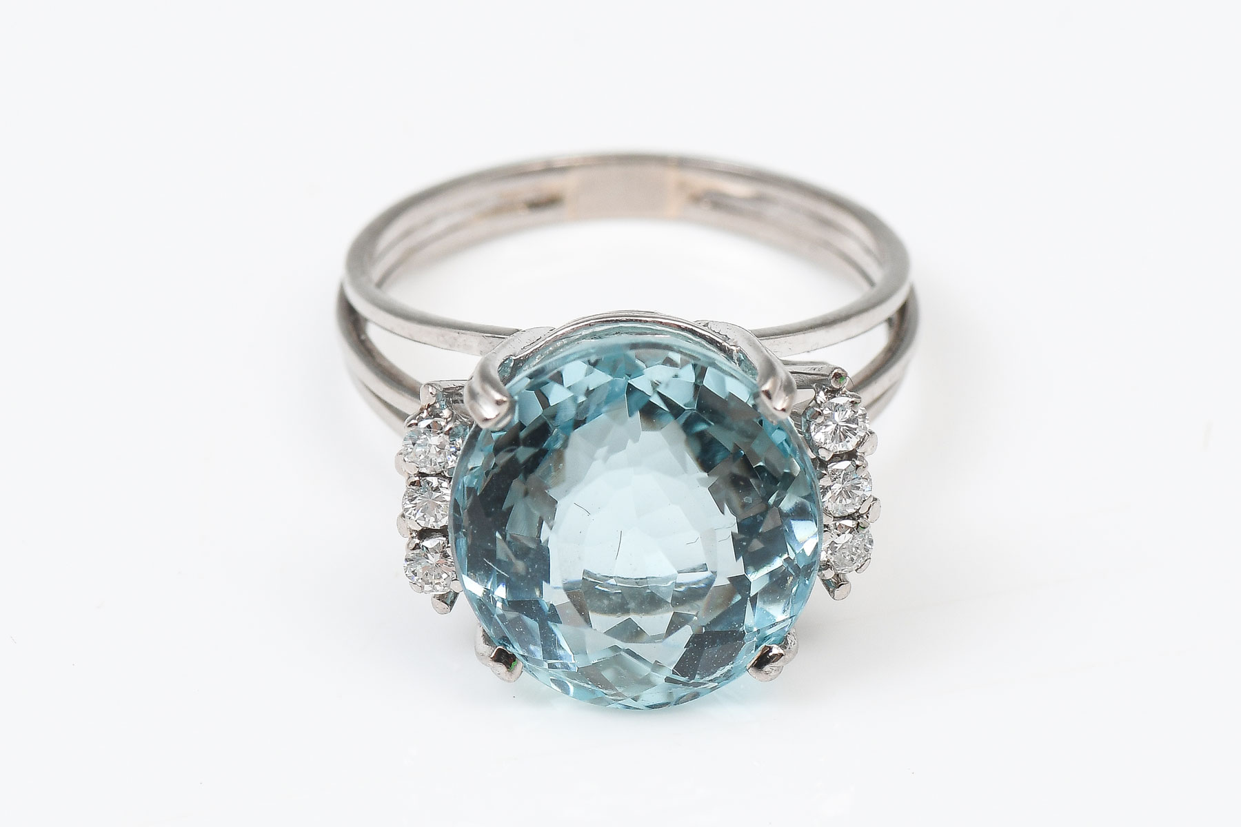 14K AQUAMARINE AND DIAMOND RING: