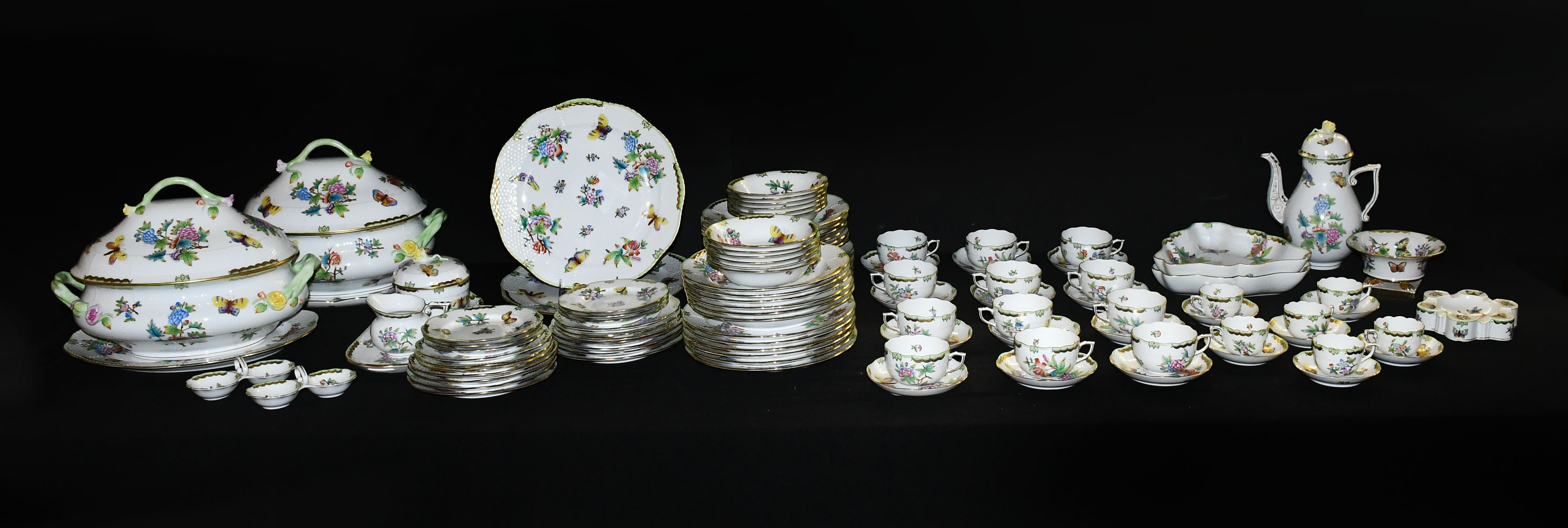 107 PC. HEREND QUEEN VICTORIA CHINA