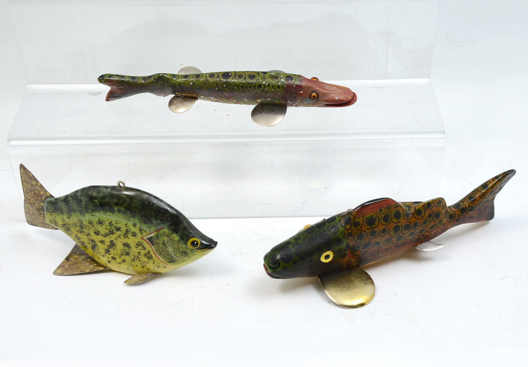 THREE HAND CARVED AND PAINTED FISH 36c3d8