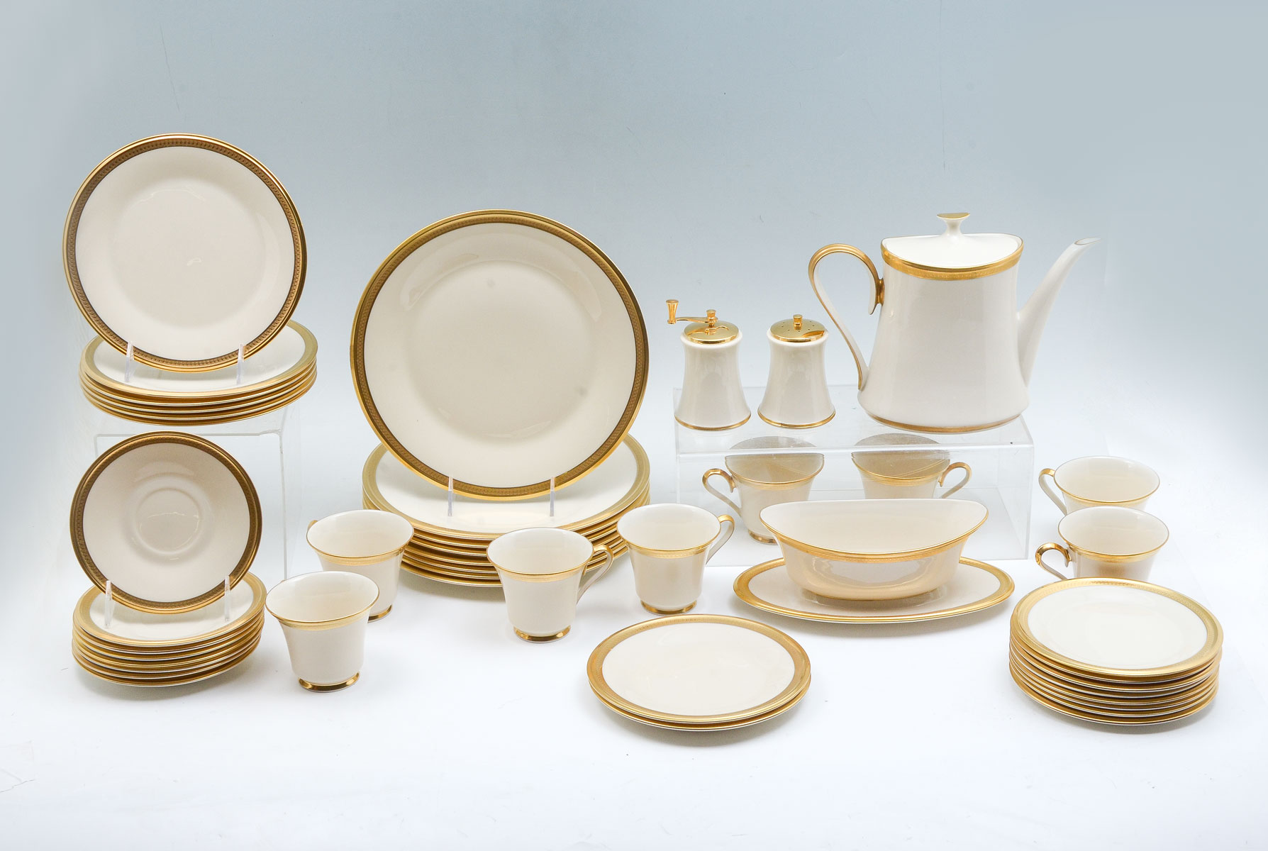 LENOX ARISTOCRAT DINNER SERVICE: Comprising;