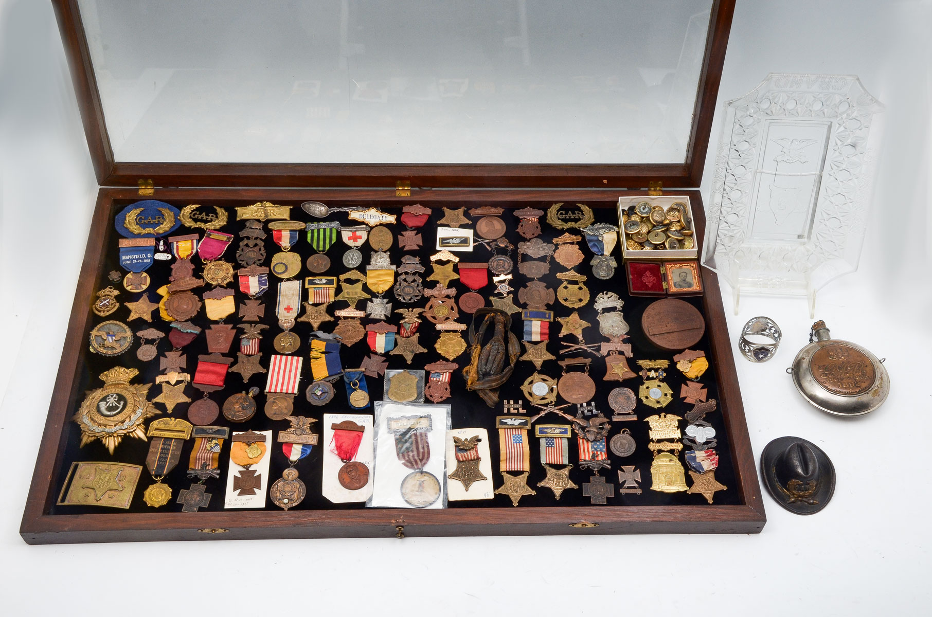 LARGE COLLECTION OF WAR MEDALS