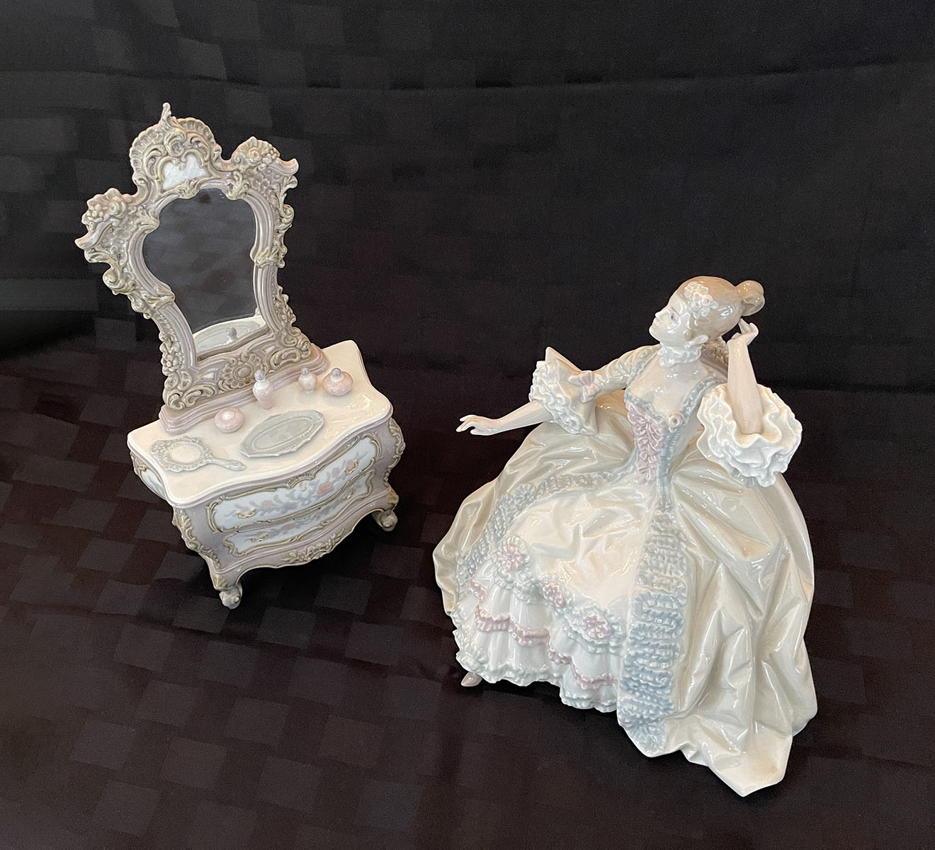 LLADRO LADY AT DRESSING TABLE  36c48c