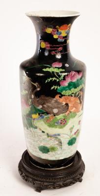 A Chinese porcelain vase decorated 36c5a1