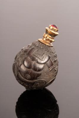 A carved nut scent bottle of ovoid 36c5bf