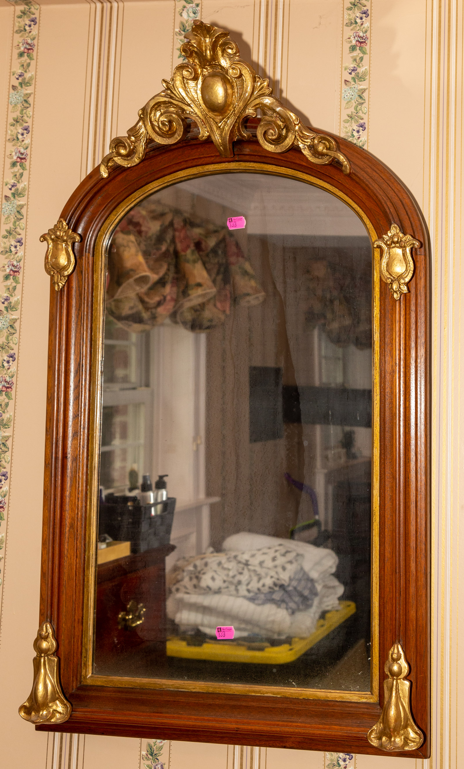 VICTORIAN GILT WOOD MIRROR located 36a2ce