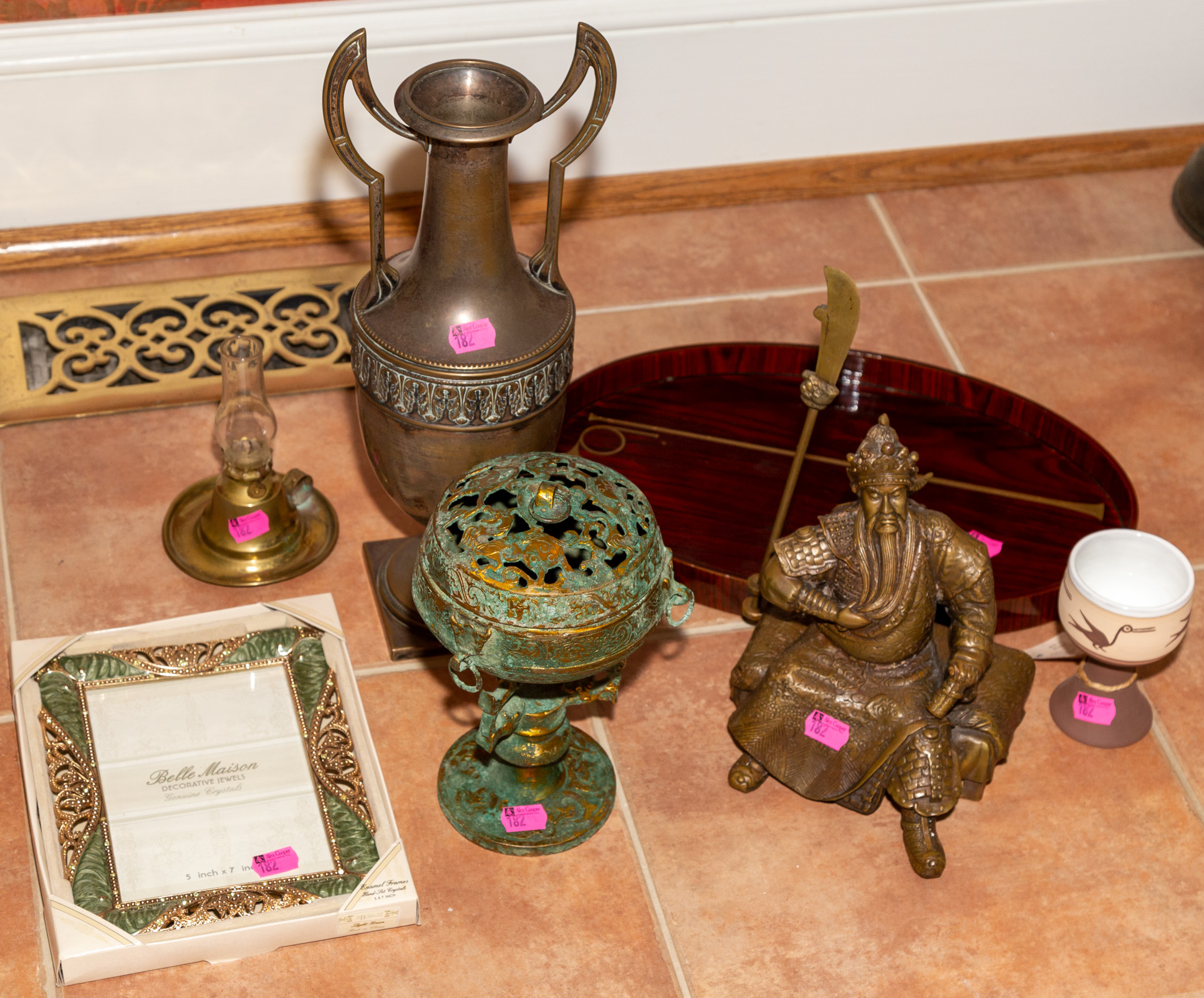 A COLLECTION OF DECORATIVE ITEMS