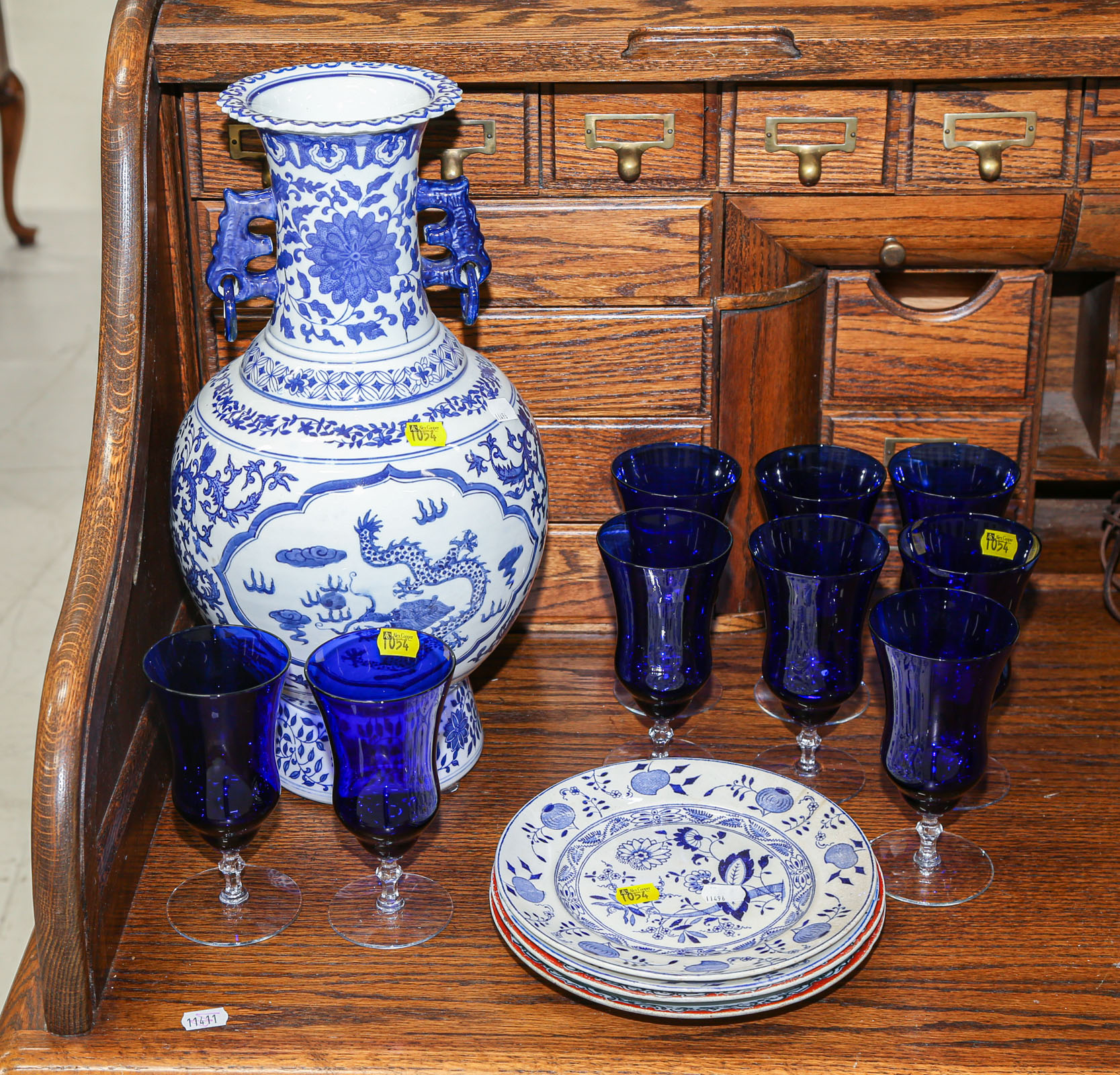 SELECTION OF DECORATIVE ITEMS &