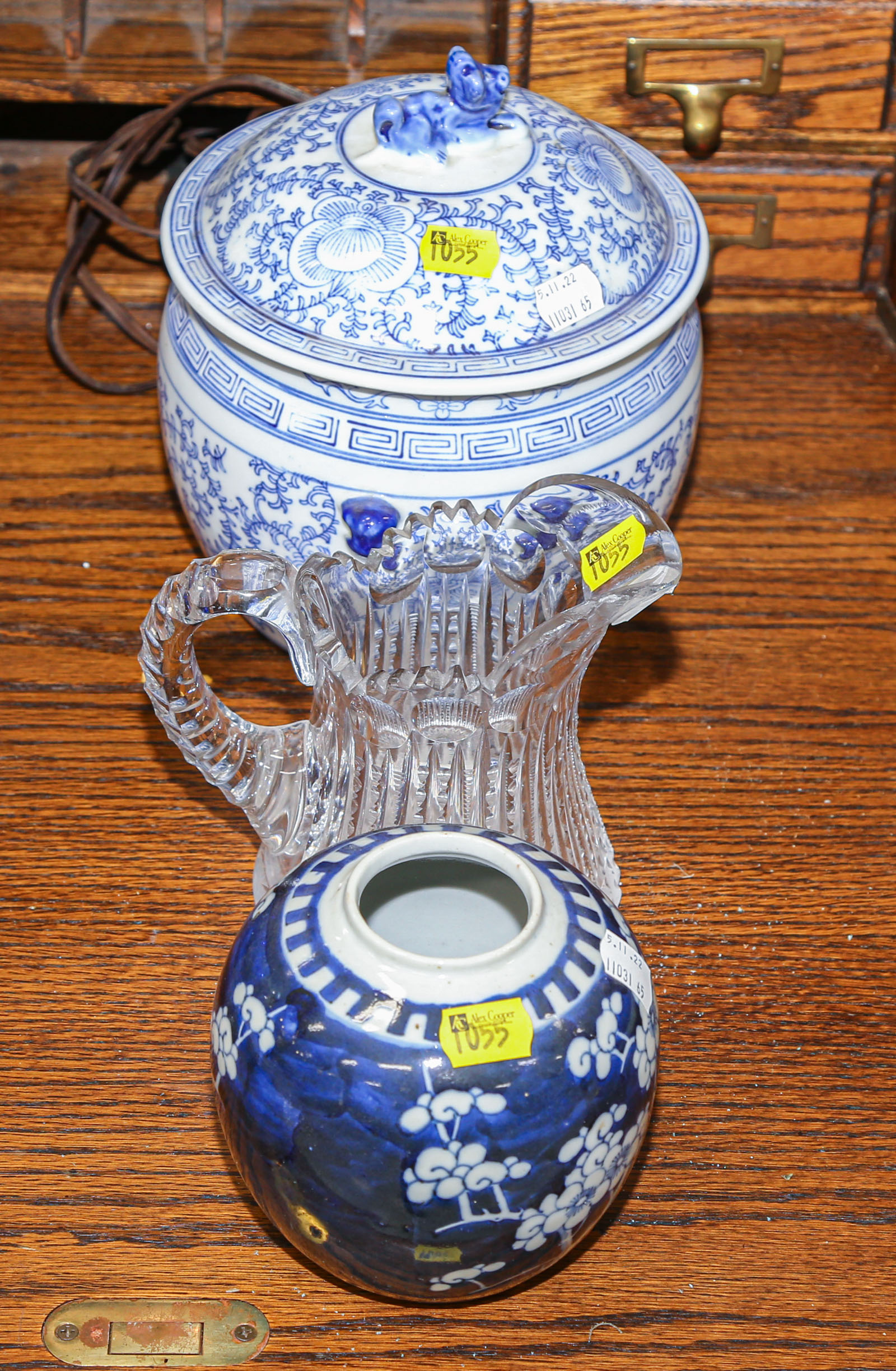 TWO DECORATIVE CHINESE ITEMS &