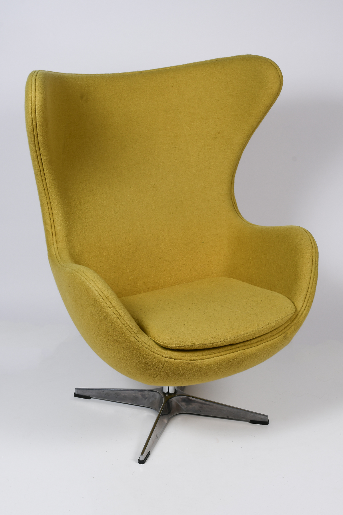 SWIVEL EGG CHAIR IN THE STYLE OF 36a48e