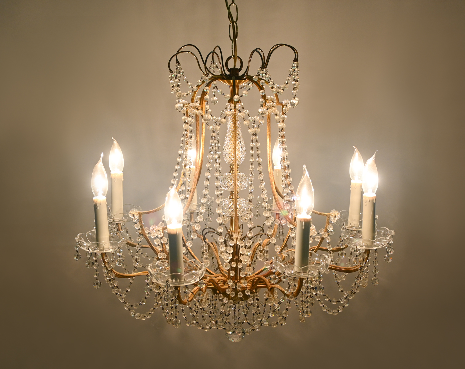 8- LIGHT CRYSTAL CHANDELIER: Gold