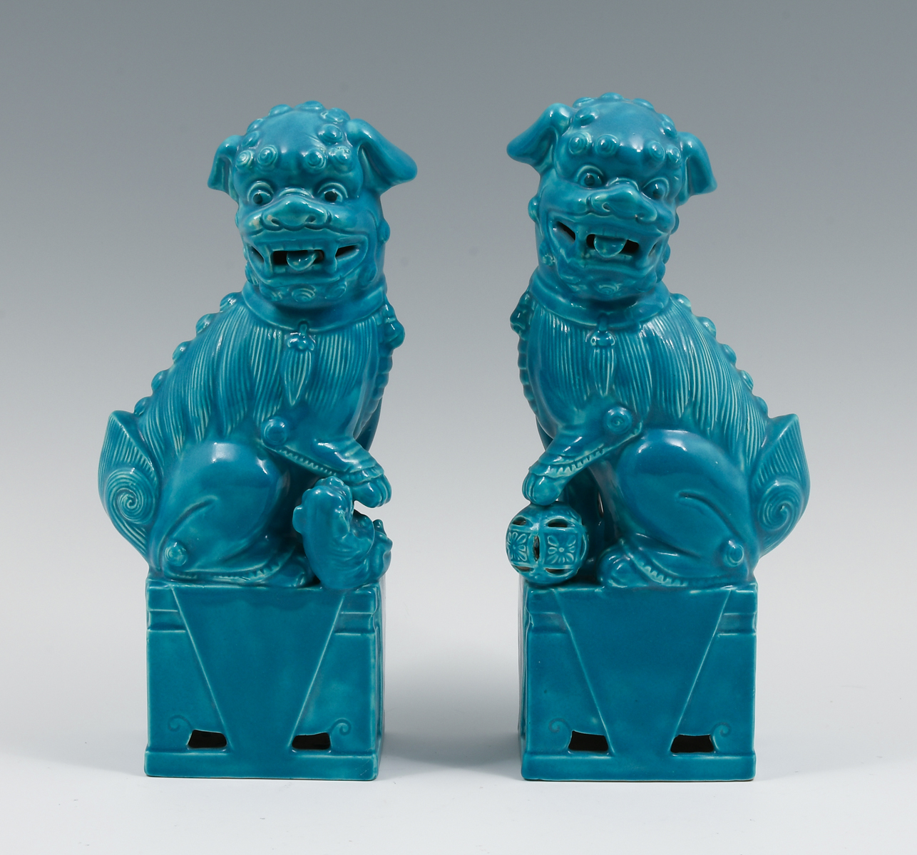 SET OF CHINESE MONOCHROME FOO DOGS  36a962