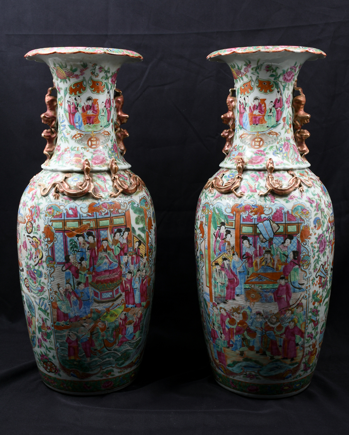 LARGE PAIR OF CHINESE ROSE MEDALLION