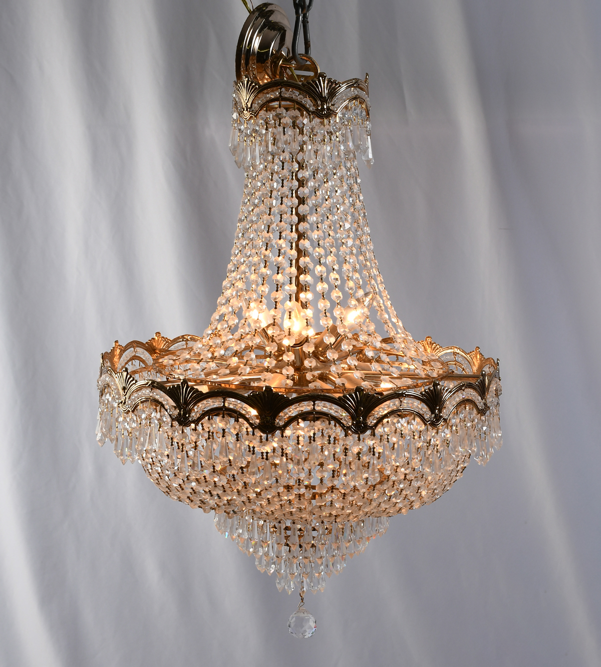 FRENCH 8 LIGHT CRYSTAL CHANDELIER: Gold