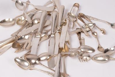 A large quantity of silver teaspoons  36adee