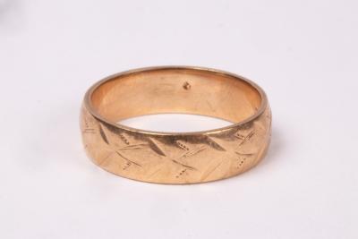 A 9ct gold wedding band with etched 36ae65