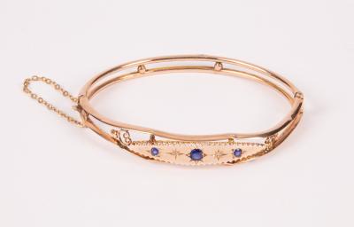 An Edwardian 9ct gold hinged bangle  36ae5f