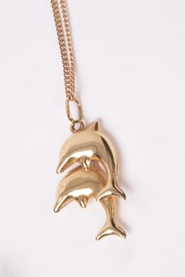 A 9ct gold dolphin pendant on chain  36ae7a