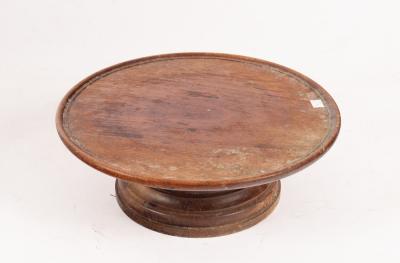 An oak lazy Susan on a turned circular 36af37