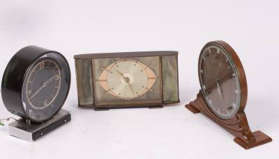 A Smiths Art Deco mantel clock in a