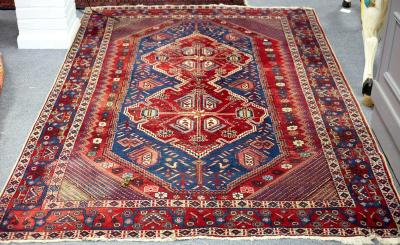 A Hamadan rug with central floral 36d729