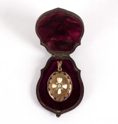 A Victorian oval locket decorated 36d84b