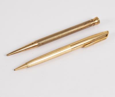 A 9ct gold propelling pencil, ER,